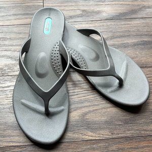 OKA-B Gray Millie Flip Flops in Size 8